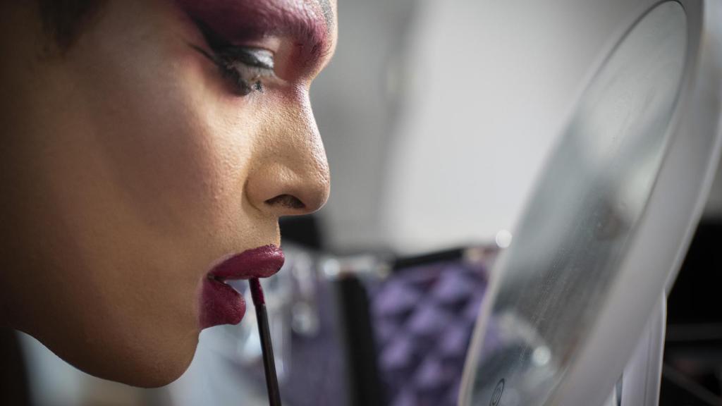 Killer Queen se pinta los labios.