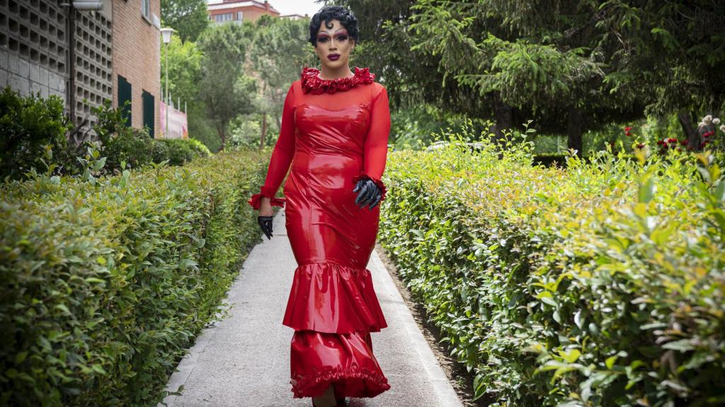 Killer Queen desfila con su vestido de látex rojo.