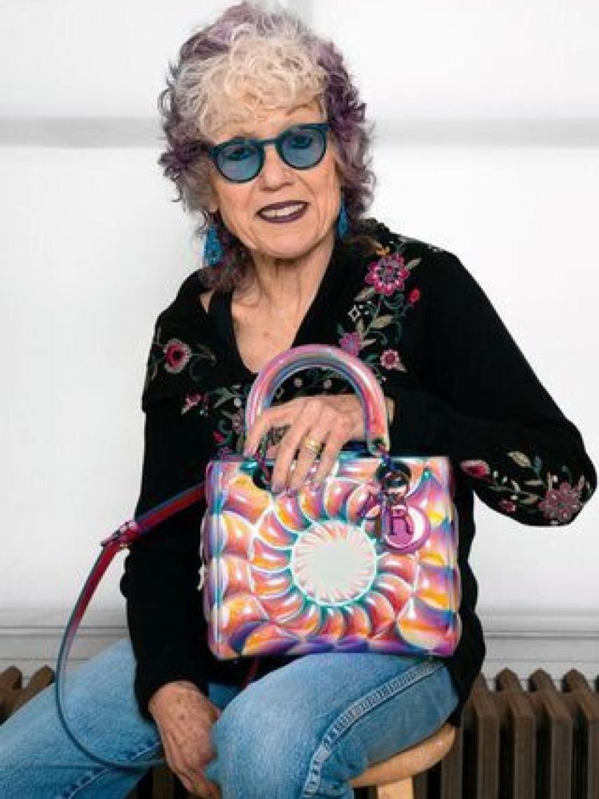 Judy Chicago con el Lady Dior revisado por ella.