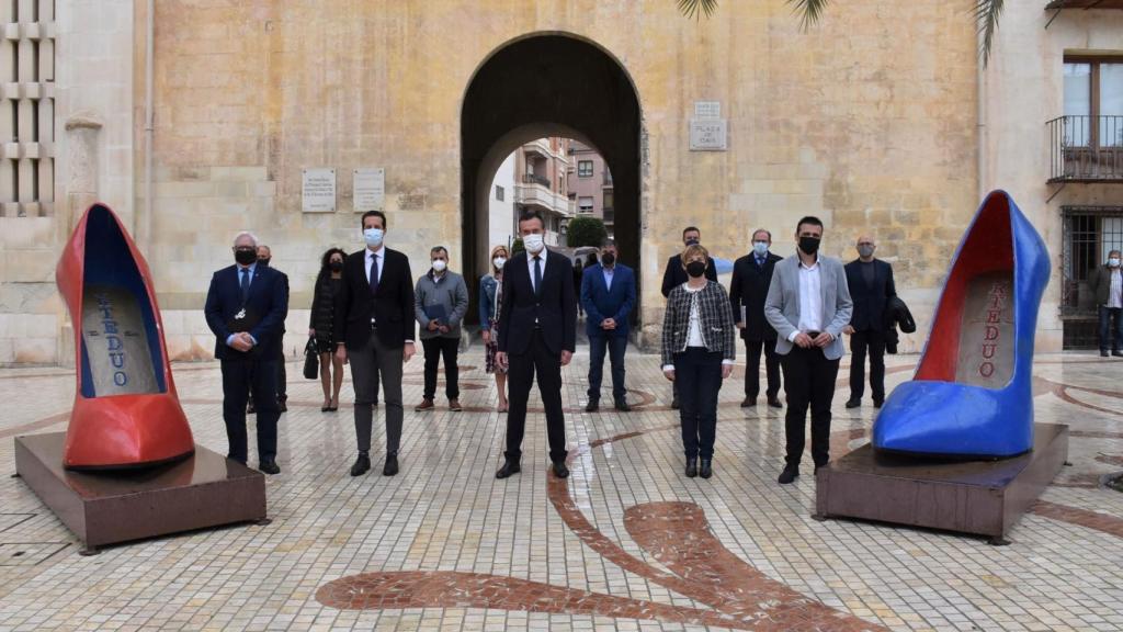17 alcaldes de España con vínculos con el calzado se reunieron en Elche el pasado 16 de abril para  presionar contra el fin de este arancel de EEUU.