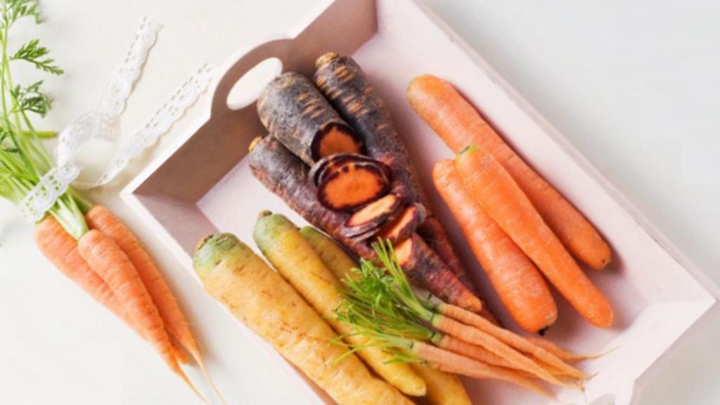 Zanahoria morada entre otras variedades.