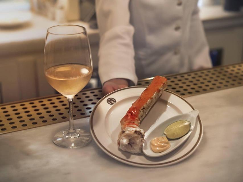 Cangrejo real y copa de vino en Bar Manero.