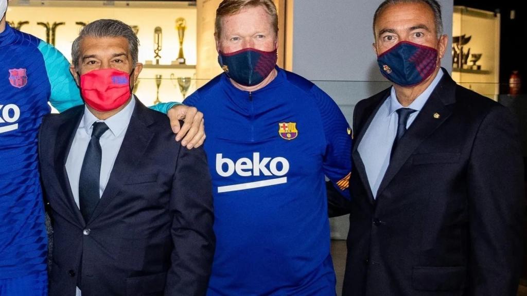 Joan Laporta, Ronald Koeman y Rafa Yuste, en una fotografía con la Copa del Rey