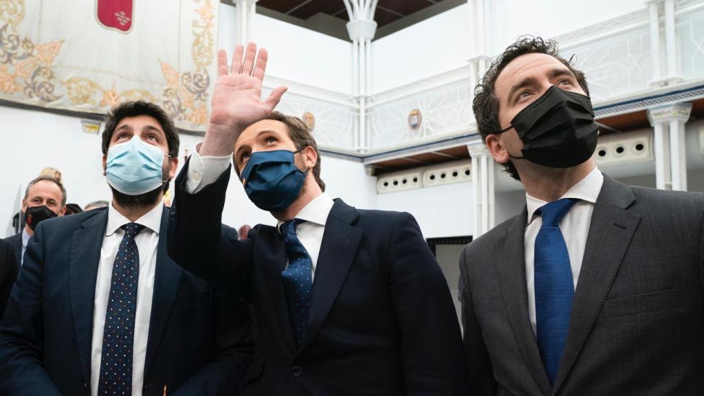 Los dirigentes populares Fernando López Miras, Pablo Casado y Teodoro García-Egea.