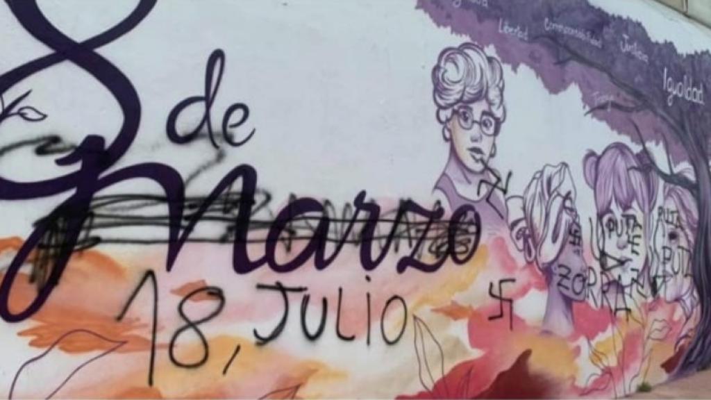 El mural feminista de Baeza ha aparecido destrozado.