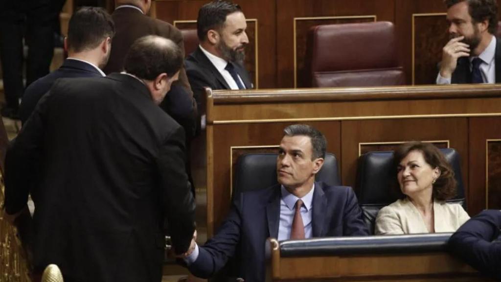 Oriol Junqueras saluda a Pedro Sánchez en el Congreso de los Diputados.