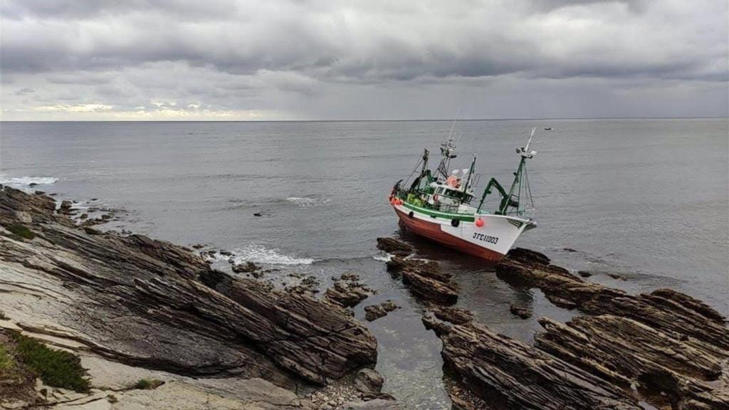 El pesquero ‘Virxe dos Milagros’ encallado en Burela (Lugo).