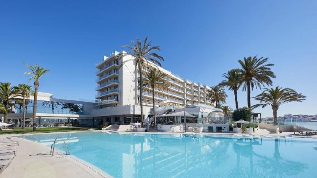 El hotel Torre del Mar, en Ibiza, donde han aparecido los jóvenes muertos.