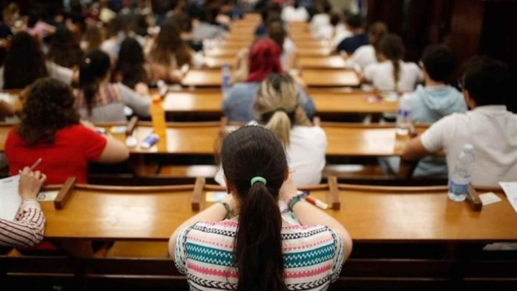 Un gran número de estudiantes esperan para realizar los exámenes de la EBAU.