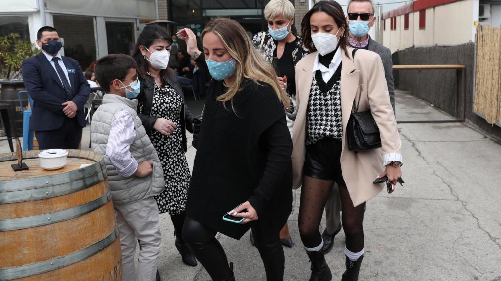 Ana María y el diestro junto a Gloria Camila y Rocío Flores.