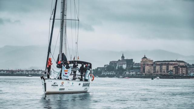 El barco ha zarpado este viernes pese a que el tiempo no acompañaba.