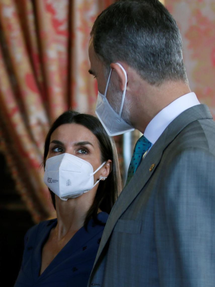 Letizia luce los pendientes de doble daga firmados por Gold&Roses.