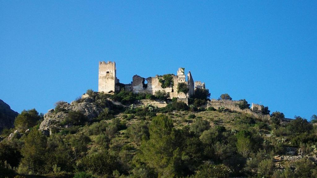 Vistas al castillo de Perputxent en la localidad de Lorcha