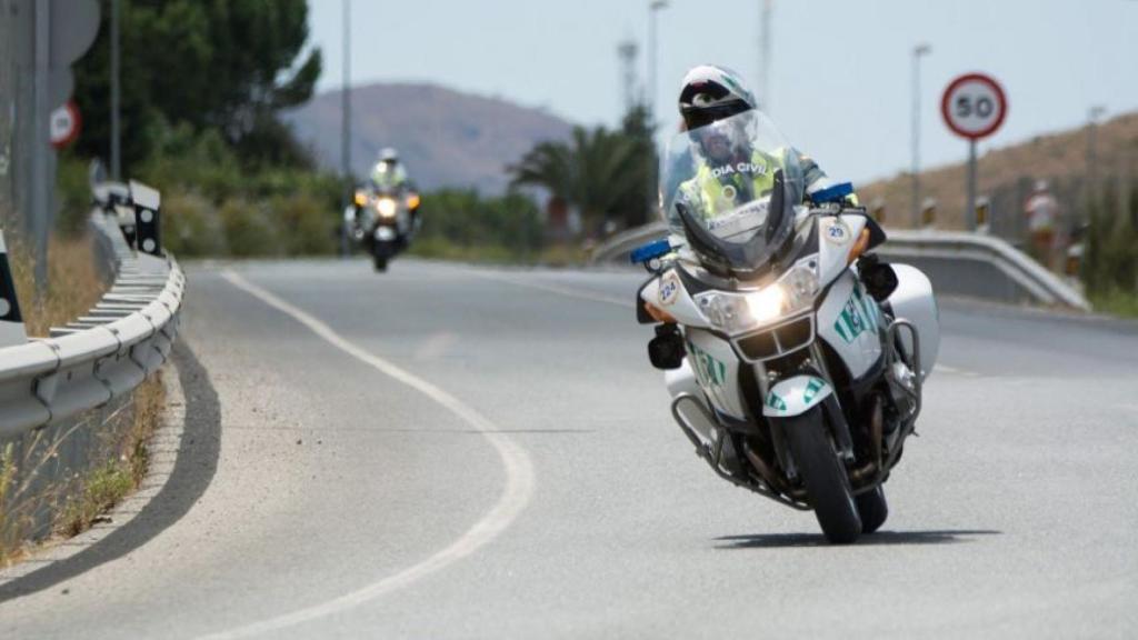 Motorista de tráfico de la guardia civil.