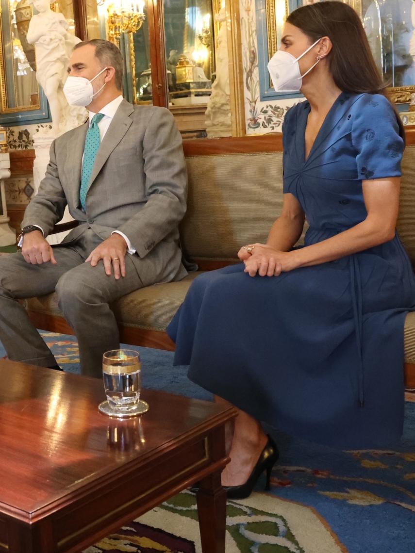 La Reina ha escogido unos salones negros para completar el estilismo.