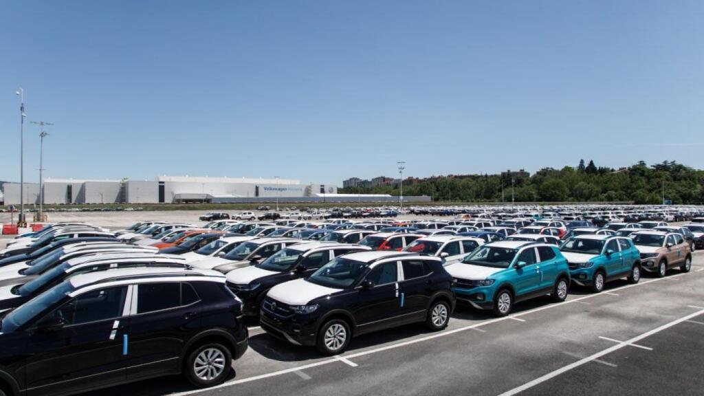 Coches a la espera de montar chips en la fábrica de Volskwagen en Navarra.