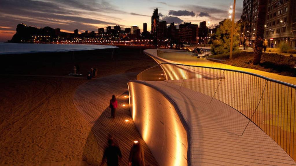 Playa de Poniente, de noche.