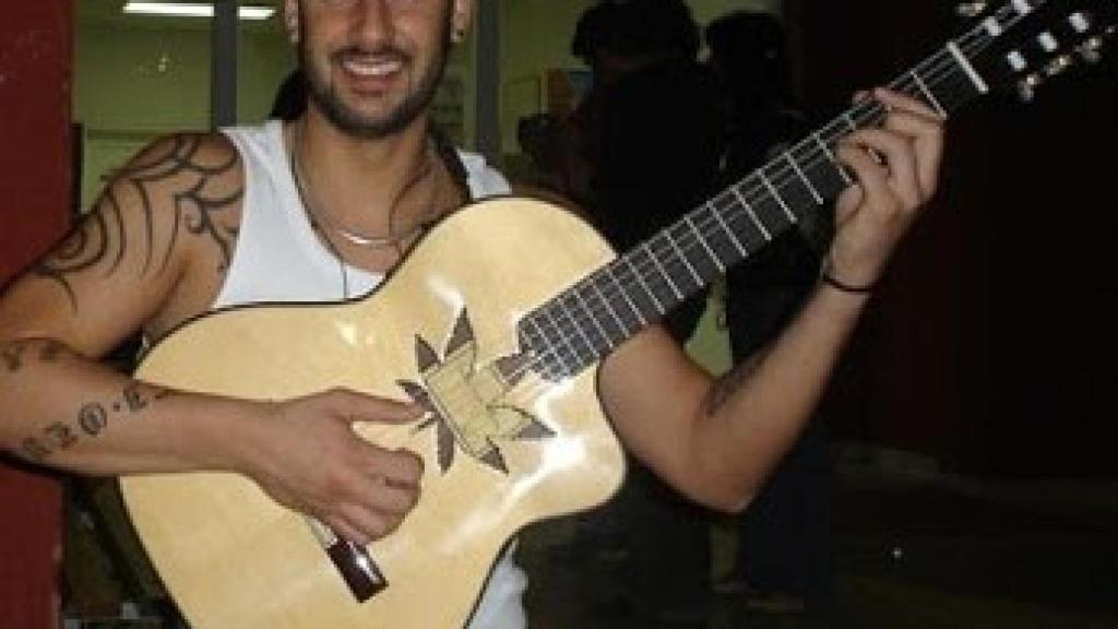 Melendi con su guitarra 'de maría'.
