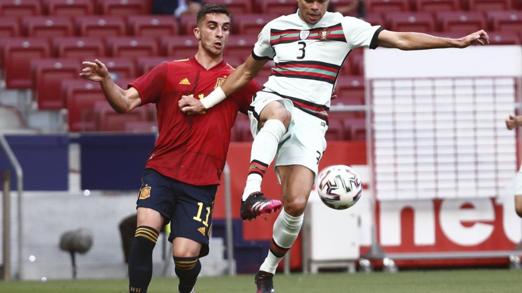 Pepe despeja un balón ante la presión de España