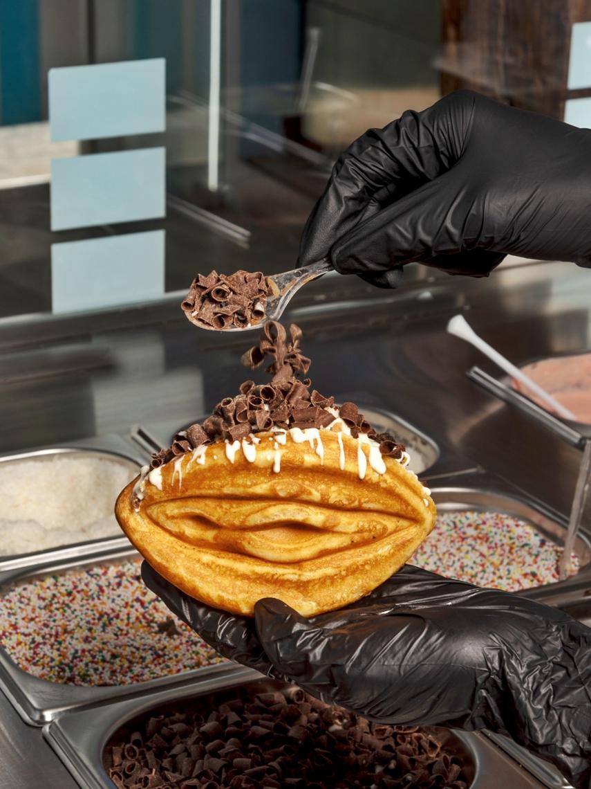 Un trabajador de La Coñería, preparando un 'Coñofre'.