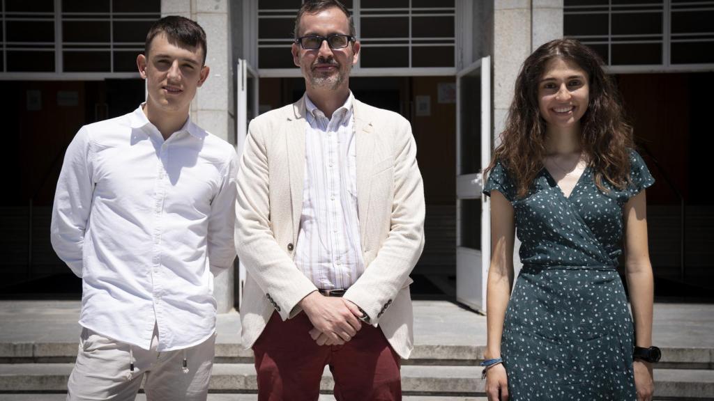 Los estudiantes Ismael Nogal y Paula Cordero, junto al decano de la Facultad de Físicas, Ángel Gómez.