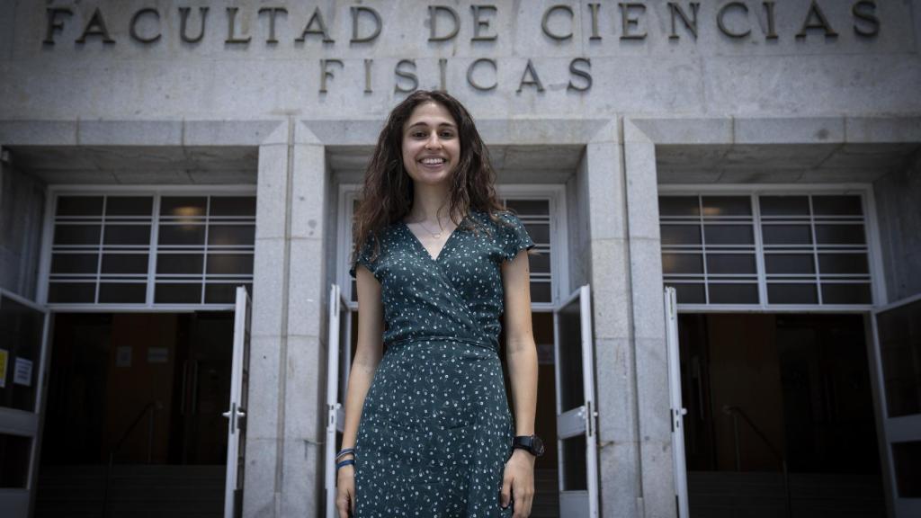 Paula Cordero, en la entrada de la Facultad de Física de la UCM.