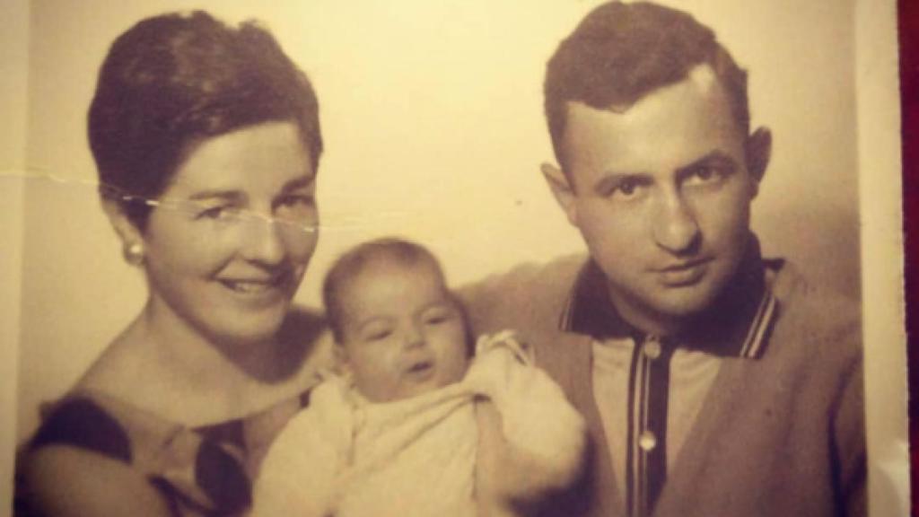 Josefa y Antonio, con Arancha cuando era pequeña.