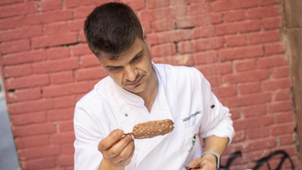 Samuel Serrano observa cada helado probado con minuciosidad.