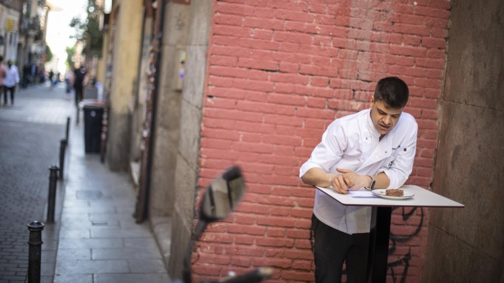 De cara al 'ranking' final, el experto Samuel anota los matices de cada helado para evaluarlos.