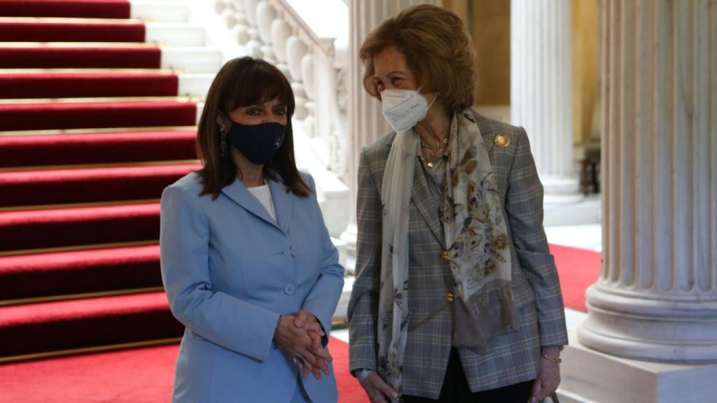 La reina Sofía junto a la presidenta de Grecia.