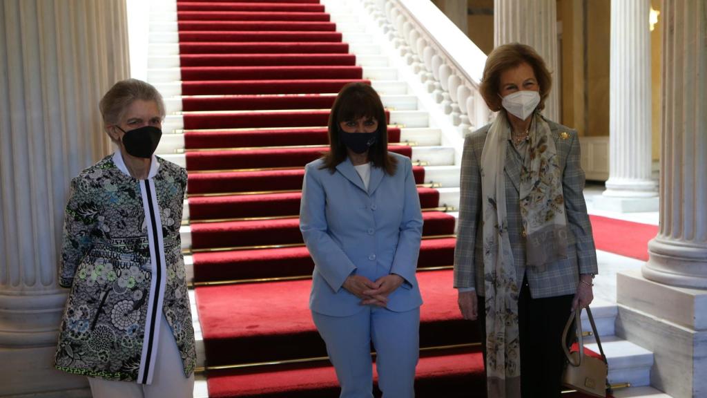 La princesa Irene ha acompañado a la reina Sofía a sus encuentros con el primer ministro y la presidenta.