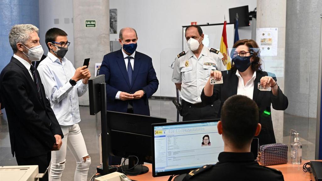 La actriz María Luisa Martín (d) posa con el primer DNI europeo expedido en España junto al ministro de Interior, Marlaska.