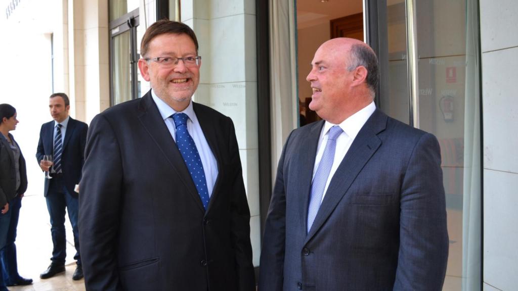 El presidente valenciano, Ximo Puig, en una imagen de archivo junto a Alberto de Rosa (Ribera Salud). EE