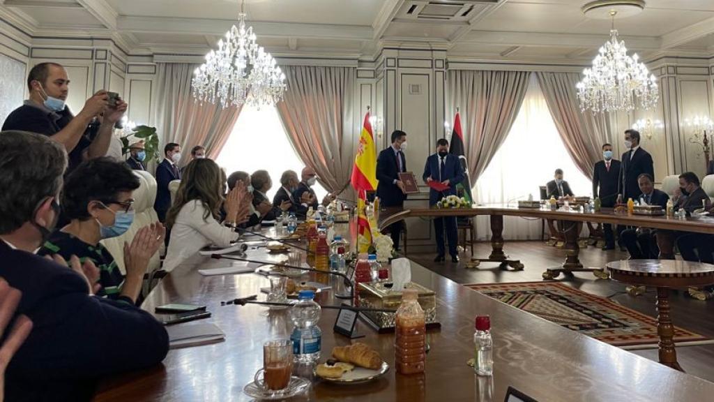 Pedro Sánchez y Abdul Hamid Dbeibé, primer ministro de Libia, en la firma de los acuerdos en Trípoli.