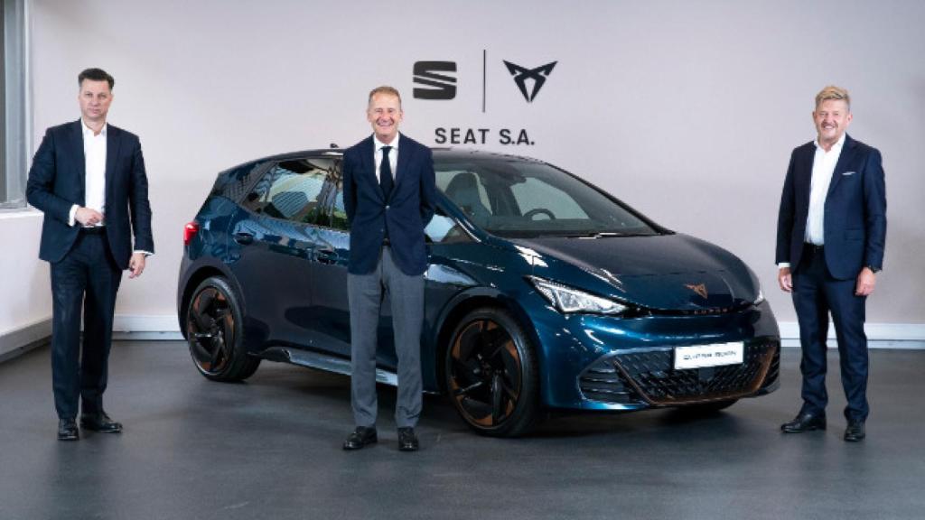 De izquierda a derecha: Thomas Schmall, Herbert Diess y Wayne Griffiths, antes del consejo de administración de Seat.