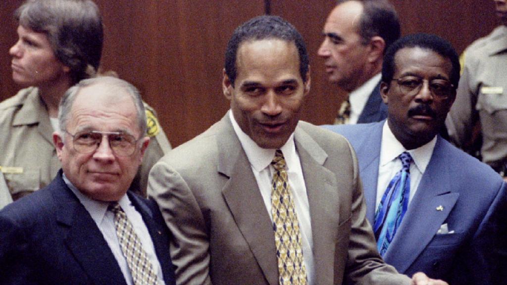 O.J. Simpson junto a F. Lee Bailey después de ser declarado inocente, en 1995.