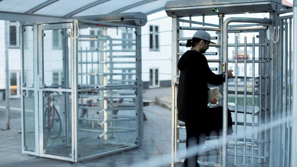 Un migrante entra en un centro de acogida en Jutland, Dinamarca.