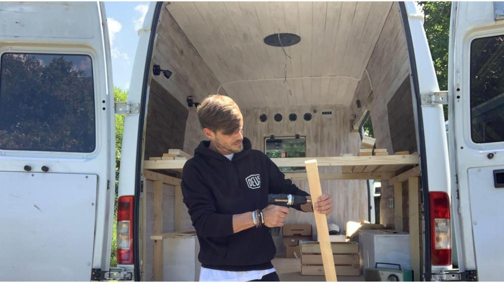 Gonzalo Volunterio trabajando en una furgoneta.
