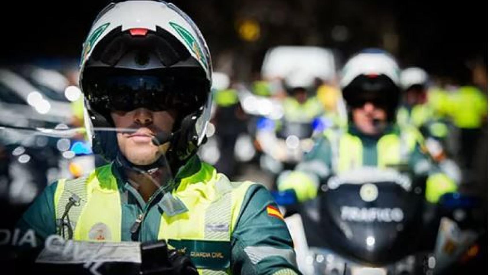 Motoristas de tráfico de la guardia civil.