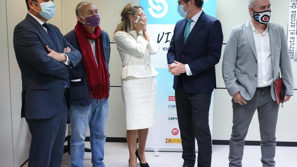 El presidente de Cepyme, Gerardo Cuevas; el líder de UGT, Pepe Álvarez; la vicepresidenta y ministra de Trabajo, Yolanda Díaz; el presidente de CEOE, Antonio Garamendi; y el líder de CCOO, Unai Sordo.