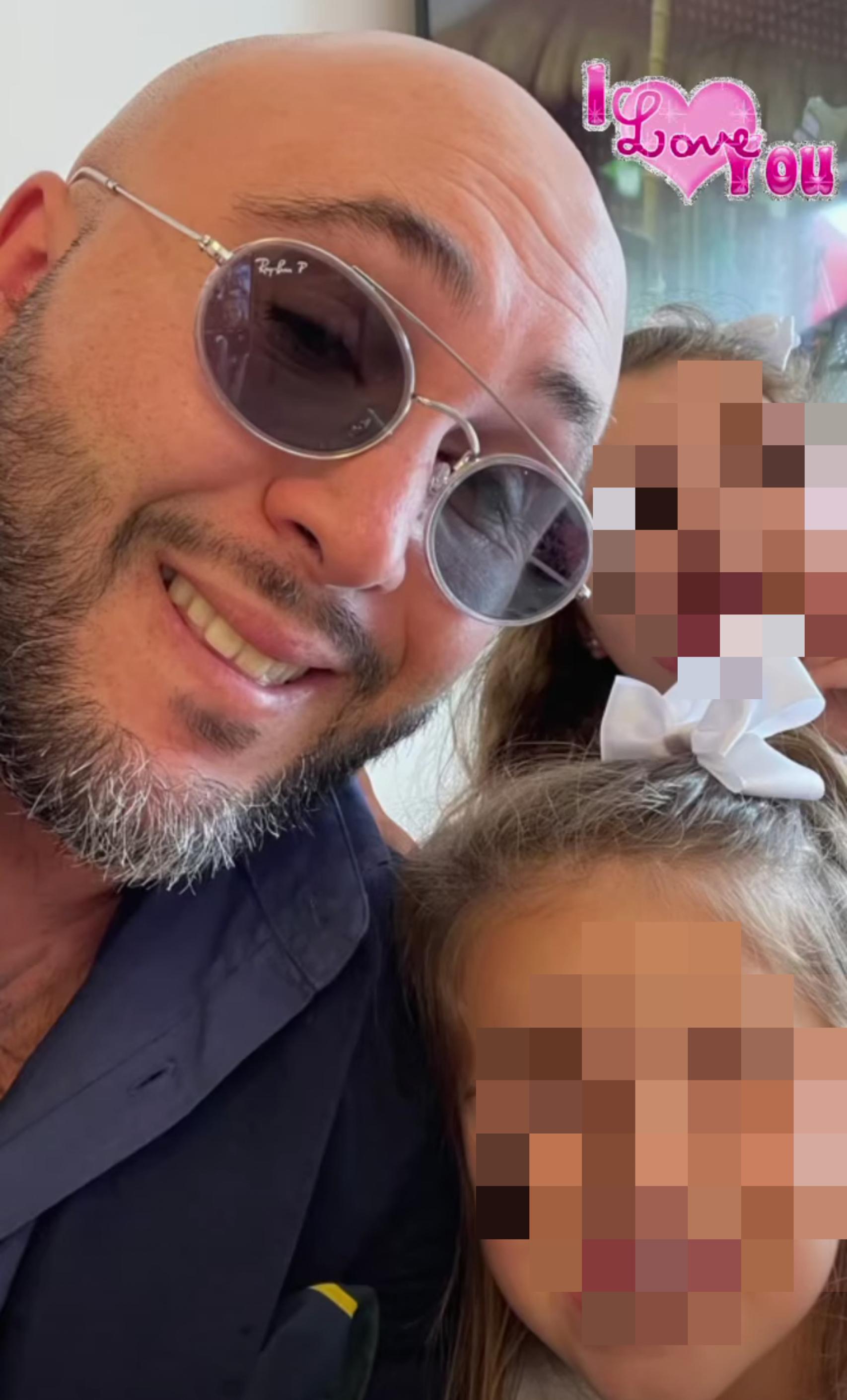 Kiko Rivera ha compartido una fotografía junto a sus hijas, los tres elegantemente vestidos, en Bilbao.