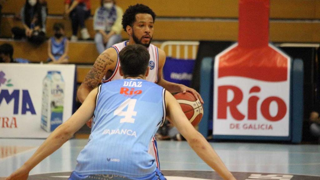 Pitts inicia una acción de ataque ante un jugador de Breogán.