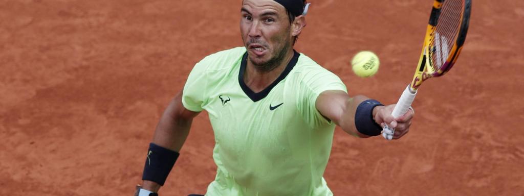 Rafa Nadal realizando una volea