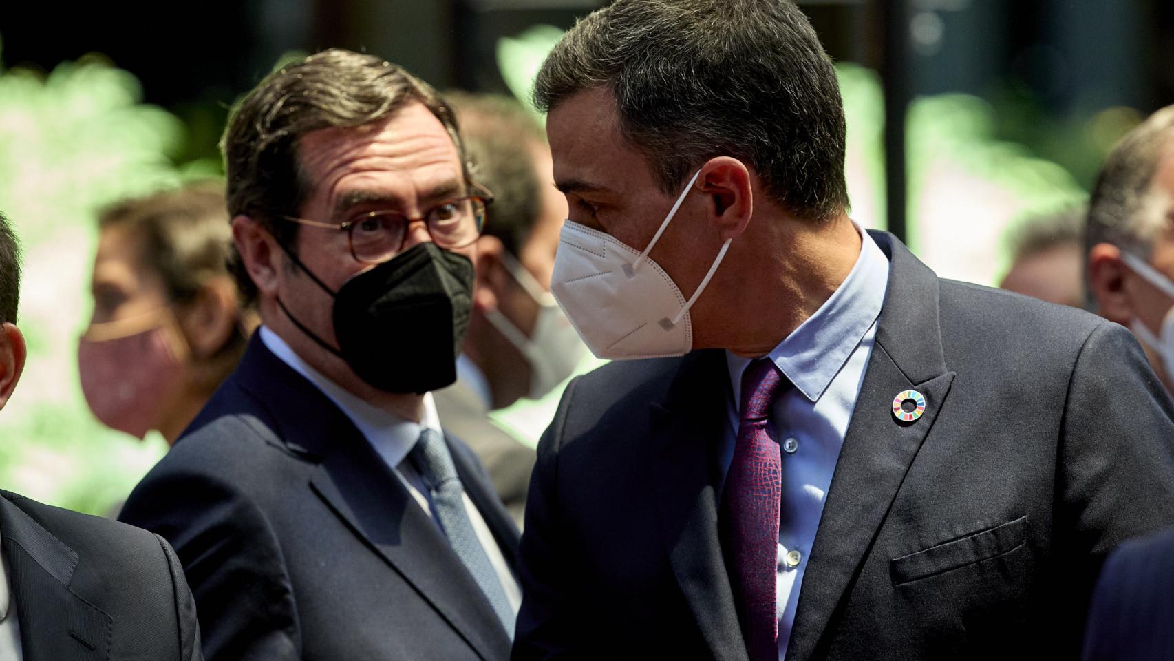 Antonio Garamendi, presidente de CEOE, y Pedro Sánchez, presidente del Gobierno.