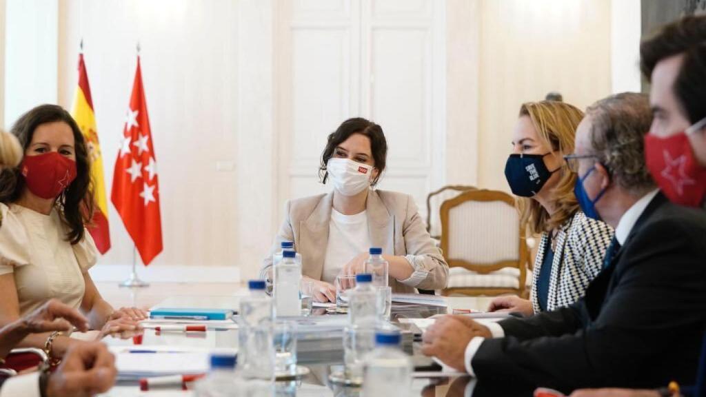 Carballedo (izq.) reunida junto a Ayuso (centro).