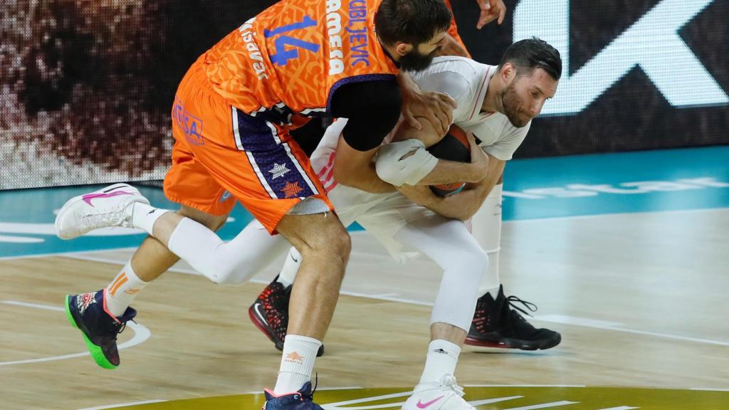 Rudy Fernández defiende un balón presionado por Dubljevic