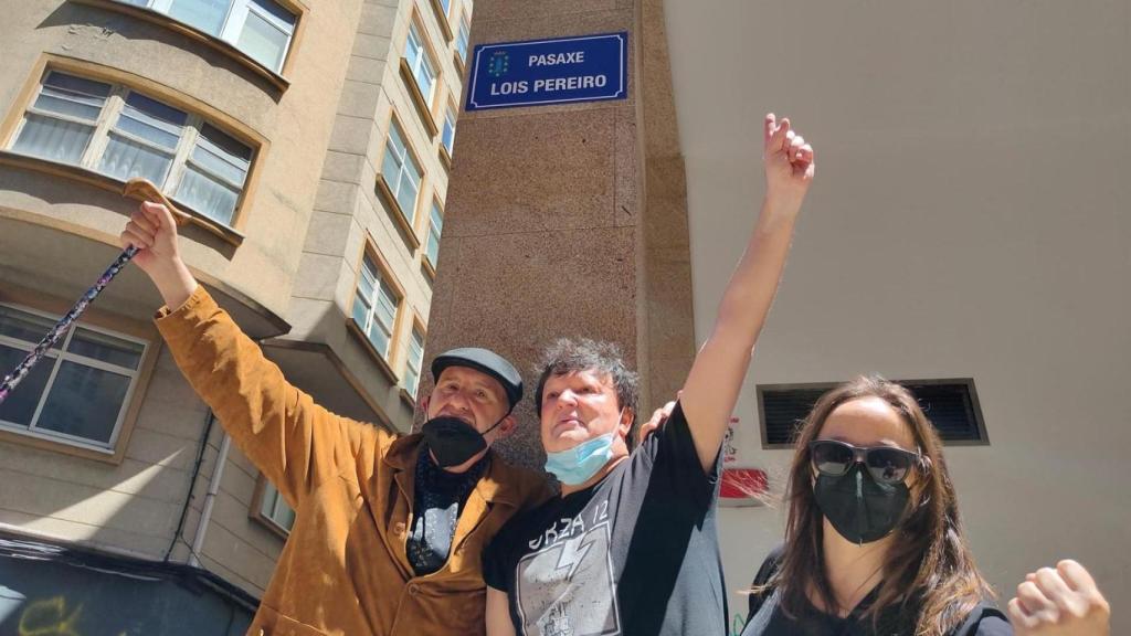 Placa simbólica en memoria del poeta Lois Pereiro, en A Coruña.