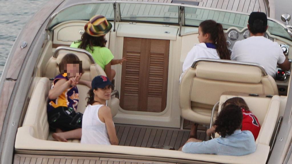 Alejandro Sanz, junto a sus hijos Manuela, Alexander y Dylan, en unas vacaciones en 2013.