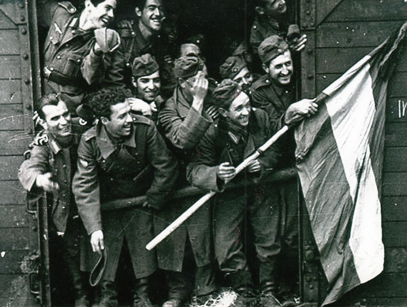 Berlanga, el segundo por la izquierda de la primera fila. El cineasta confesó que su ansia de aventura, animada por algunos falangistas, y el deseo de impresionar a una chica, le empujaron a la División Azul.