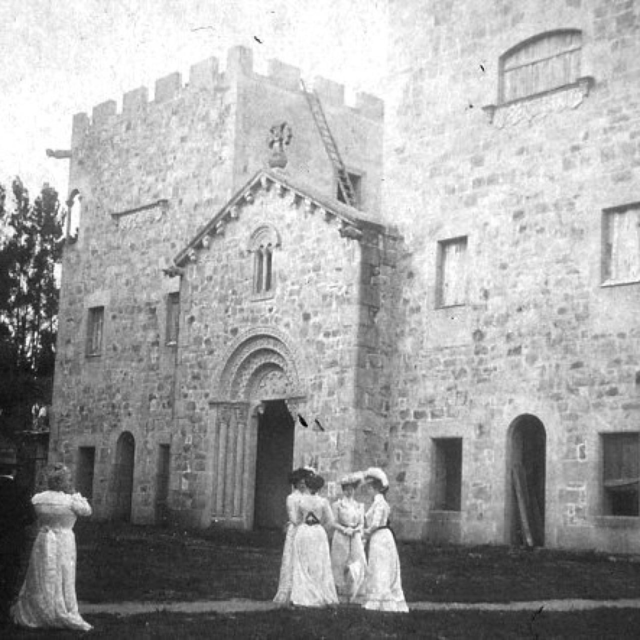 Emilia Pardo Bazán, ante las Torres de Meirás en construción.